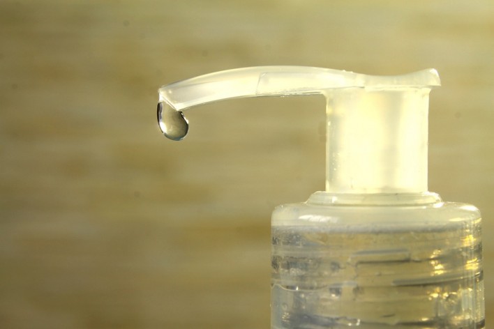 Comment faire un savon désinfectant pour le nettoyage des surfaces